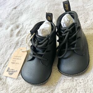 NWT Baby Infant Dr. Martens Mason Crib Shoes Boots Air Wair Size 2